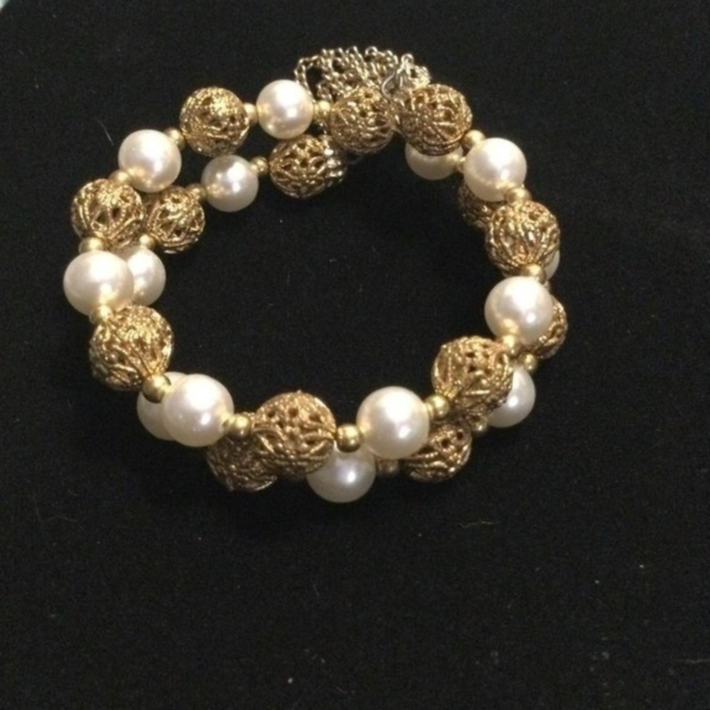 Vintage Old Hollywood 50s/60s gold toned filigree and faux pearl wrap bracelet - Picture 2 of 3